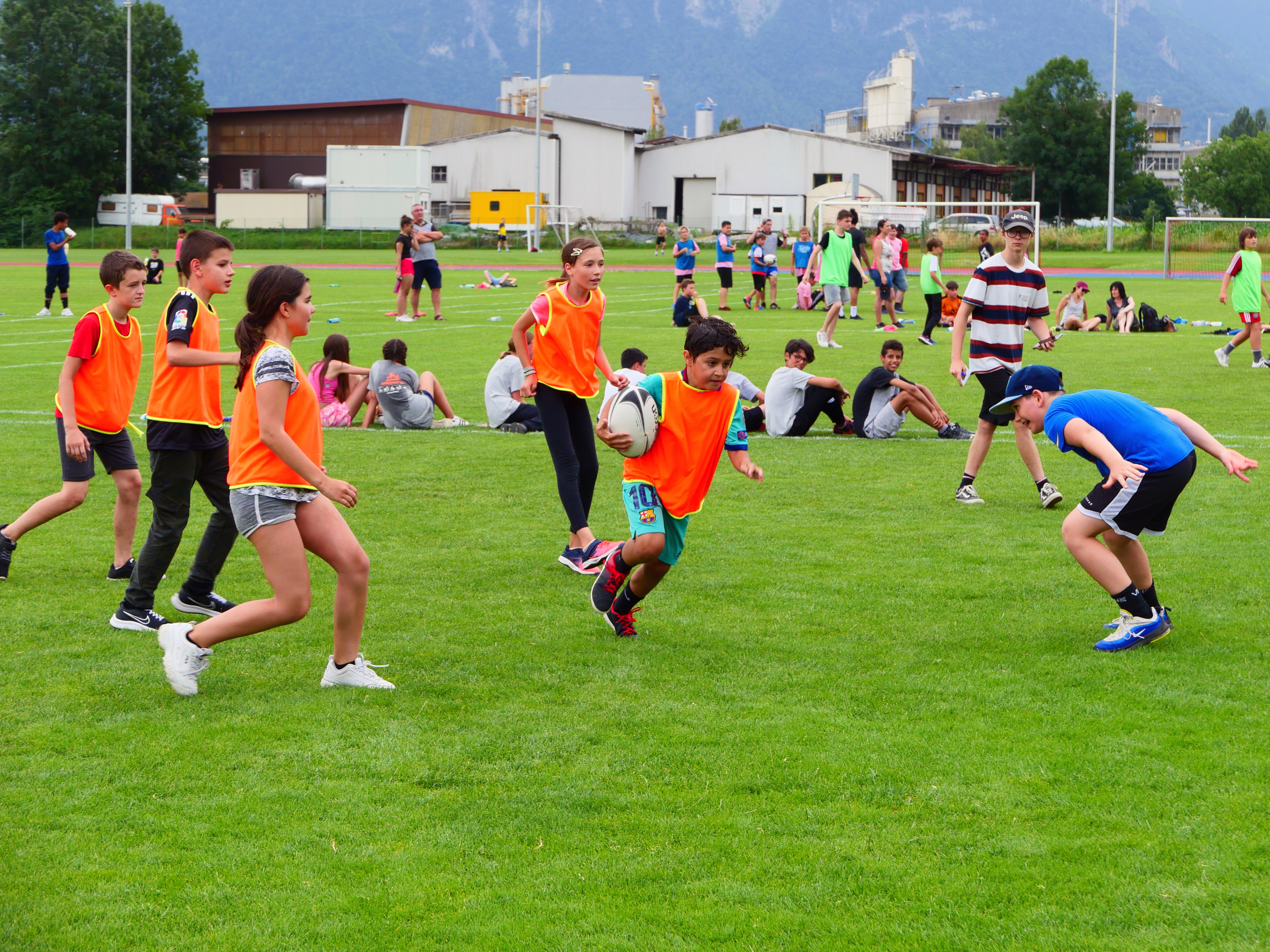 Six classes de Monthey ont découvert avec bonheur le rugby